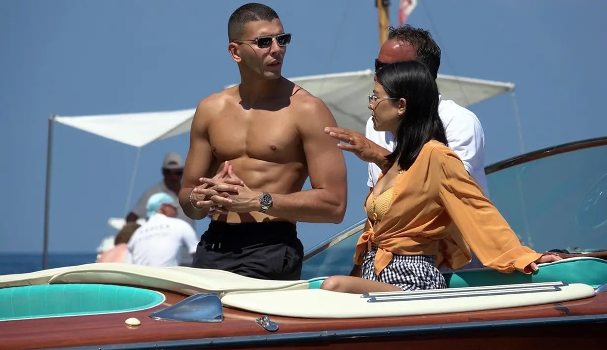 Younes tetap mengatakan bahwa tak ada bukti yang menyatakan dirinya benar-benar berselingkuh. (Popsugar)