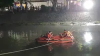 Petugas gabungan mencari anak yang tenggelam di Kali Peneleh di Jalan Peneleh, Surabaya, Jawa Timur. (Foto: Liputan6.com/Dian Kurniawan)