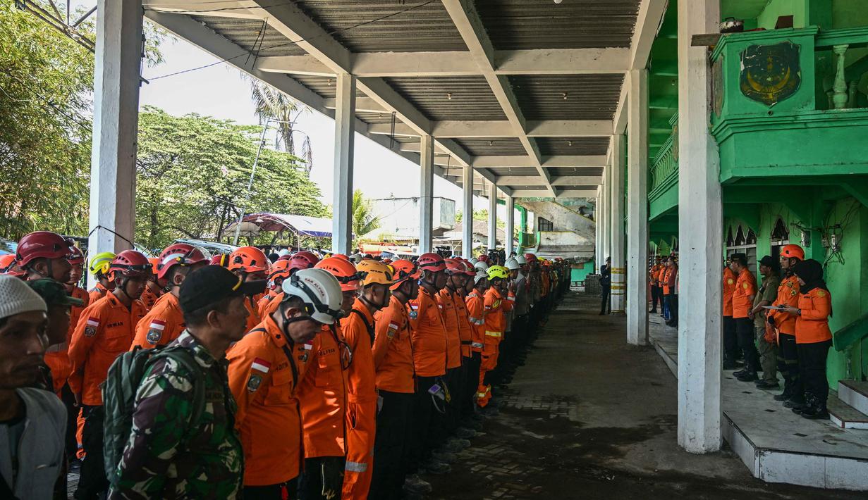 Keputusan diambil oleh tim SAR gabungan setelah melakukan upaya selama sembilan hari penuh tanpa henti yang mengevakuasi 67 korban tewas. (JUNI KRISWANTO/AFP)