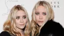 Mantan bintang TV, Mary-Kate dan Ashley Olsen yang kini menjelma menjadi perancang pakaian ternama ini, dikabarkan hanya tersenyum lebar ataupun tertawa ketika tidak di depan kamera. (Cindy Ord/Getty Images/AFP)