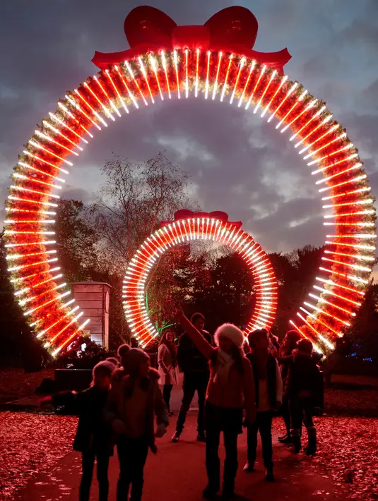 Pertunjukan cahaya digambarkan untuk mempromosikan peluncuran acara  "Christmas at Kew Gardens" di Kebun Botani Kew, London, 21 November 2018. Taman Kew menghias pepohonan dan patungnya dengan tata lampu menarik menjelang perayaan Natal. (Tolga AKMEN/AFP)