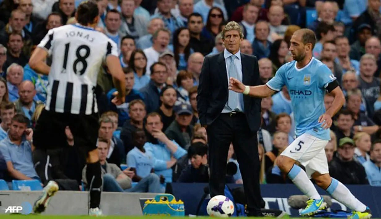 Manuel Pellegrini mengamati jalannya pertandingan pada laga Liga Premier Inggris antara Manchester City dan Newcastle United di Etihad Stadium, Selasa (20 Agustus 2013) (AFP/Andrew Yates)