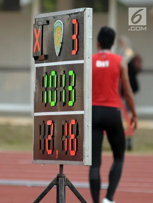 Atlet lompat tinggi putra DKI Jakarta, Rizky Ghusyafa meninggalkan arena usai gagal melakukan lompatan pemecahan rekor setinggi 2,16 meter pada Kejurnas Atletik di Stadion Madya Senayan, Jakarta, Selasa (8/5). (Liputan6.com/Helmi Fithriansyah)