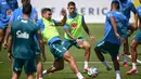 Gelandang Brasil Casemiro (kiri) dan Bruno Guimaraes (tengah) berebut bola selama sesi latihan sebagai bagian dari persiapan menghadapi pertandingan sepak bola Piala Dunia 2026 melawan Maroko di Fasilitas Latihan Columbia Park, Morristown, New Jersey, pada 9 Juni 2026. (MAURO PIMENTEL/AFP)