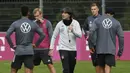 Pelatih Timnas Jerman, Joachim Loew, memimpin sesi latihan jelang laga UEFA Nations League di Stuttgart, Senin (31/8/2020). Jerman akan berhadapan dengan Spanyol. (AFP/Thomas Kienzle)