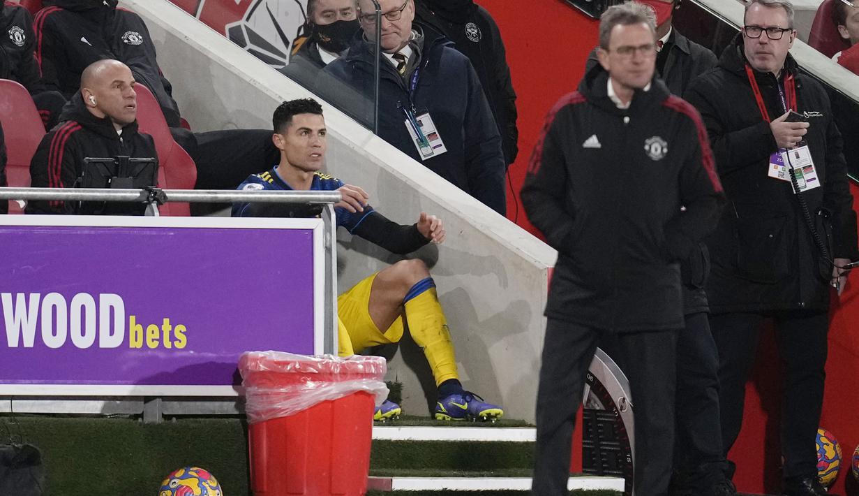 Setelah mendapat bisikan Rangnick, Ronaldo memberi isyarat bahwa dia baik-baik saja dan kembali duduk bersama rekan setimnya. Di laga tersebut akhirnya MU berhasil mengunci kemenangan dengan skor3-1.(AP/Matt Dunham)