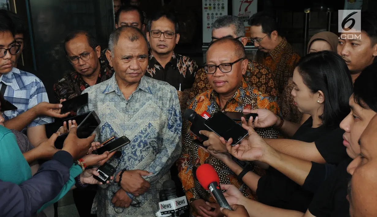 Ketua KPK Agus Rahardjo dan Direktur Utama BPJS Ketenagakerjaan (TK) Agus Susanto memberikan keterangan seusai penandatanganan nota kesepahaman atau memorandum of understanding (MoU) di Gedung KPK, Jakarta, Rabu (13/2). (Merdeka.com/Dwi Narwoko)