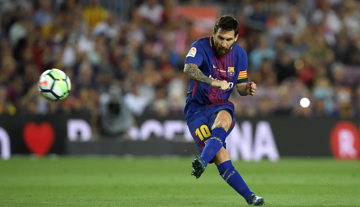 Kemampuan Lionel Messi tak perlu diragukan lagi. Ia berhasil menciptakan gol-gol indah, tendangan bebas yang akurat, dan kemampuan dribbling yang luar biasa lewat kaki kirinya. Tahun ini, Messi mampu melesatkan 38 gol dan 14 assist dari 47 penampilannya di semua ajang. (Foto: AFP/Lluis Gene)