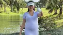 <p>Estelle Linden asik main golf dengan outfit mini dress yang mengekspos baby bumpnya. [Foto: @estelleelinden]</p>