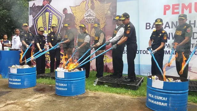 Bea Cukai Sulbagsel Musnahkan Miras dan Rokok Ilegal Senilai 9,29 M (Liputan6.com/ Eka Hakim)