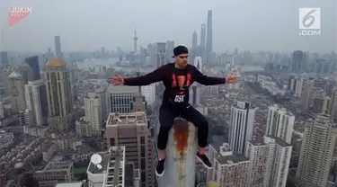 Seorang Pria nekat memanjat hingga ke ujung pilar gedung pencakar langit di Shanghai tanpa alat pengaman.