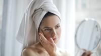 Ilustrasi perempuan dengan kulit wajah sehat karena rutin mencuci wajah menggunakan sabun cuci muka yang tepat. Credits: pexels.com by&nbsp;Andrea Piacquadio