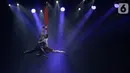 Pertunjukan Komedi Flying Extreme non-verbal melakukan performance di Jakarta, Kamis (17/10). Malam Flying adalah pertunjukan komedi non verbal yang menceritakan kisah Hwarang (prajurit Korea) dan Dokkebi (monster Korea) yang datang dari masa lalu ke masa sekarang. (merdeka.com/Imam Buhori)