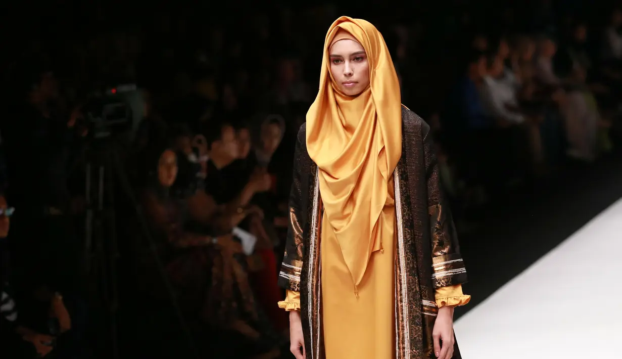 "Baru balik dari Jerman. Itu dalam rangka belajar karena dapat beasiswa untuk belajar di sana. Di sana (Jerman), cuaca sangat dingin. Pakaian yang digunakan sehari-hari yah coat," kata Oki di Senayan City, Senin (23/10). (Adrian Putra/Bintang.com)