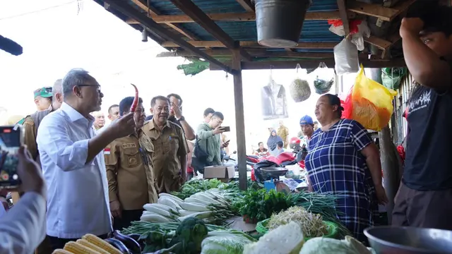 Menteri Perdagangan (Mendag) Zulkifli Hasan mengunjungi Pasar Pagi Sambas, Kalimantan Barat, pada Senin, (18/12/2023). (Dok Kemendag)