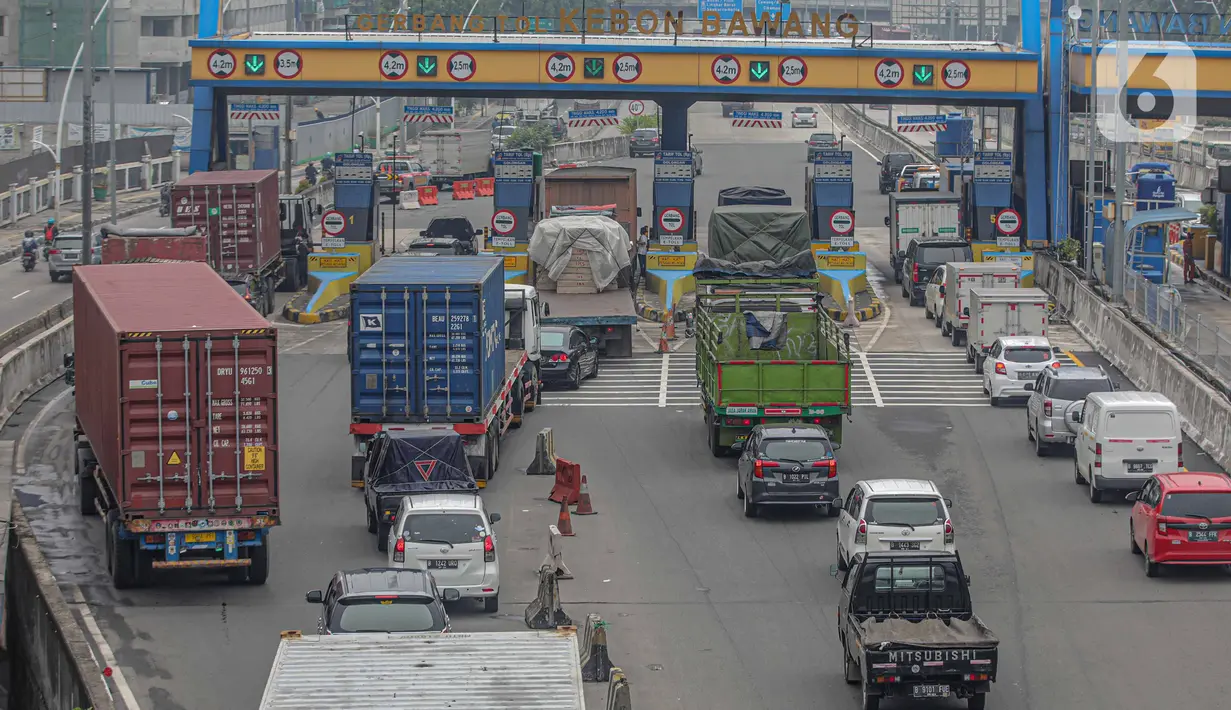 Kendaraan memasuki gerbang tol Kebon Bawang, Tanjung Priok, Jakarta, Kamis (5/11/2020). Tarif baru Tol Jakarta Outer Ring Road (JORR) I, Jalan Tol Akses Tanjung Priok (ATP) dan Jalan Tol Pondok Aren-Ulujami mengalami kenaikan Rp 1.000 hingga Rp 1.500 dalam waktu dekat. (Liputan6.com/Faizal Fanani)