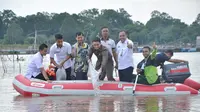 Gubernur Jambi, Zumi Zola menebar ribuan ekor ikan langka endemik sungai Batanghari. (Bangun Santoso/Liputan6.com)