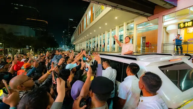Sejak sore, Sarinah Jakarta sudah dipenuhi pengunjung yang ingin menikmati berbagai rangkaian acara pada malam pergantian tahun 2024 ke 2025. Tampak Presiden Prabowo Subianto menyapa warga di sekitar Sarinah. (Dok Sarinah)