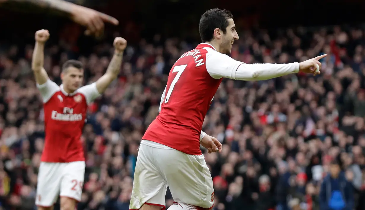 Striker Arsenal, Henrikh Mkhitaryan berselebrasi setelah berhasil mencetak gol ke gawang Watford pada lanjutan pertandingan Liga Inggris di Emirates Stadium, Minggu (11/3). Arsenal sukses mengandaskan Watford dengan skor menyakinkan 3-0. (AP/Matt Dunham)