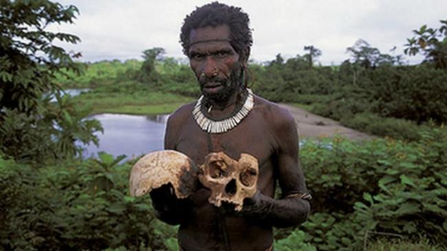 Suku Fore di Papua Nugini yang melakukan praktik kanibalisme di masa lalu. (Sumber Ancient Origins).