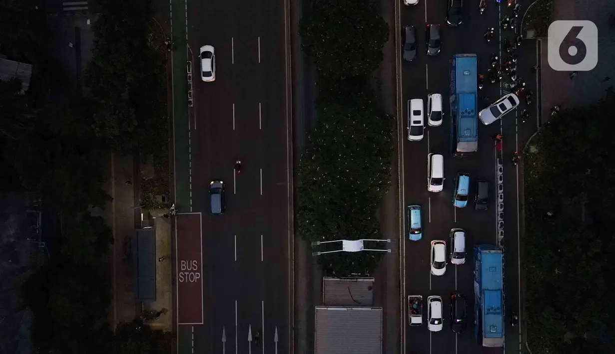 Arus lalu lintas di kawasan Jalan Sudirman, Jakarta, Senin (9/1/2023). Pemprov DKI Jakarta berencana untuk menerapkan kebijakan jalan berbayar atau 'Electronic Road Pricing' (ERP) di sejumlah ruas jalan Ibu Kota dengan usulan besaran tarif sekitar Rp5.000 hingga Rp19.000 sekali melintas. (Liputan6.com/Herman Zakharia)