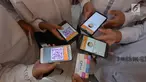 Siswa SMKN 2 Gambir membuka aplikasi E-Skrining pada handphonenya saat dokter Puskesmas melakukan pemeriksaan kesehatan di sekolahnya, Jakarta, Jumat (30/8/2019). Malalui aplikasi ini mereka dapat lebih mudah mengetahui riwayat sakit setelah diperiksa dokter. (merdeka.com/Imam Buhori)