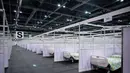 Deretan tempat tidur di kamar-kamar berpartisi terlihat di fasilitas perawatan kesehatan masyarakat di AsiaWorld-Expo di Hong Kong, Selasa (24/11/2020). Otoritas Hong Kong membuka kembali rumah sakit darurat khusus corona tersebut menyusul lonjakan kasus COVID-19 belakangan ini (Anthony WALLACE/AFP)