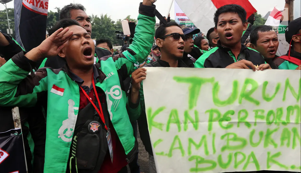 Pengemudi ojek online saat menggelar aksi unjuk rasa di depan Gedung MPR DPR, Jakarta, Senin (23/4). Aksi ini diikuti belasan ribu pengendara ojek online yang tergabung dalam Gabungan Aksi Roda Dua Indonesia (Garda). (Liputan6.com/Johan Tallo)