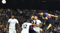 Robert Lewandowski. Tampil dalam 5 laga Barcelona di fase Grup C Liga Champions 2022/2023, striker asal Polandia berusia 34 tahun ini menempati posisi ketiga dalam daftar top skor dengan torehan 5 gol. Kelima golnya dicetak dalam dua laga saja, yaitu berupa hattrick pada matchday pertama kontra Viktoria Plzen (7/9/2022) dan sebuah brace pada matchday keempat kontra Inter Milan (12/10/2022). Sayang, koleksi golnya tak mungkin bertambah di Liga Champions musim ini, karena Barcelona harus tersingkir dan akan bermain di Europa League di sisa musim. (AFP/Pau Barrena)