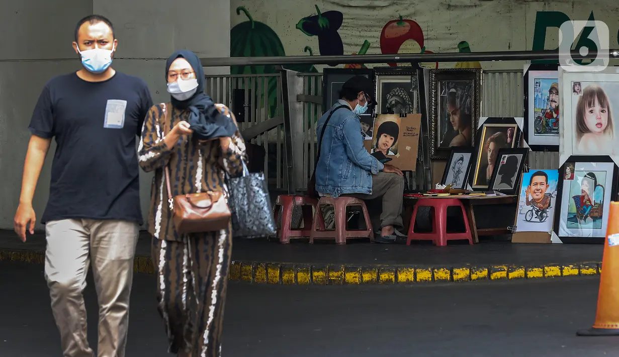 Sepasang warga melintas di kawasan Blok M, Jakarta, Minggu (17/1/2021). Per data hari ini, Minggu (17/1), ada tambahan 11.287 orang terkonfirmasi Corona Covid-19. Sehingga total menjadi 907.929 kasus positif corona Covid-19 di Indonesia. (Liputan6.com/Johan Tallo)