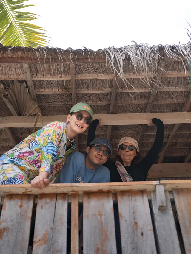 6 Gaya Liburan Luna Maya di Pulau Rote, Santai Bareng Maxime Bouttier