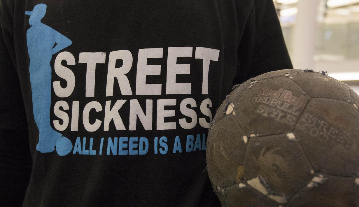 Seorang freestyler memegang bola pada acara  Indonesian Freestyle Football Championship 2015 di Mall Pluit Village, Jakarta, Sabtu (14/11/2015). (Bola.com/Vitalis Yogi Trisna)