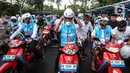 Menteri Energi dan Sumber Daya Mineral (ESDM) Arifin Tasrif sedang memakai helm bersiap mengendarai sepeda motor listrik Parade Konversi Sepeda Motor BBM Ke Listrik di Nusa Dua, Bali, Kamis (1/9/2022). Parade motor listrik tersebut adalah rangkaian memperkuat pelaksanaan G20 dalam transisi energi berkelanjutan. (Liputan6.com/Johan Tallo)