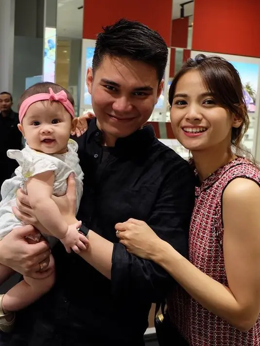 Brigia terlihat begitu bahagia saat bersama Acha Septriasa dan Vicky Kharisma. (Foto: instagram.com/septriasaacha)