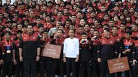 Penyerahan bonus yang dilakukan Presiden Jokowi dan Menpora Dito Ariotedjo untuk seluruh atlet Sea Games Indonesia, Senin (5/6/2023). (Foto: Istimewa)