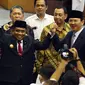 Gubernur dan Wakil Gubernur DKI Jakarta Basuki Tjahaja Purnama (kanan), Djarot Syaiful Hidayat (kiri), mengangkat tangan bersama Plt Gubernur DKI Jakarta, Soni Sumarsono (tengah) di Acara Peresmian Pelaksana Tugas Gubernur. (Liputan6.com/Johan Tallo)