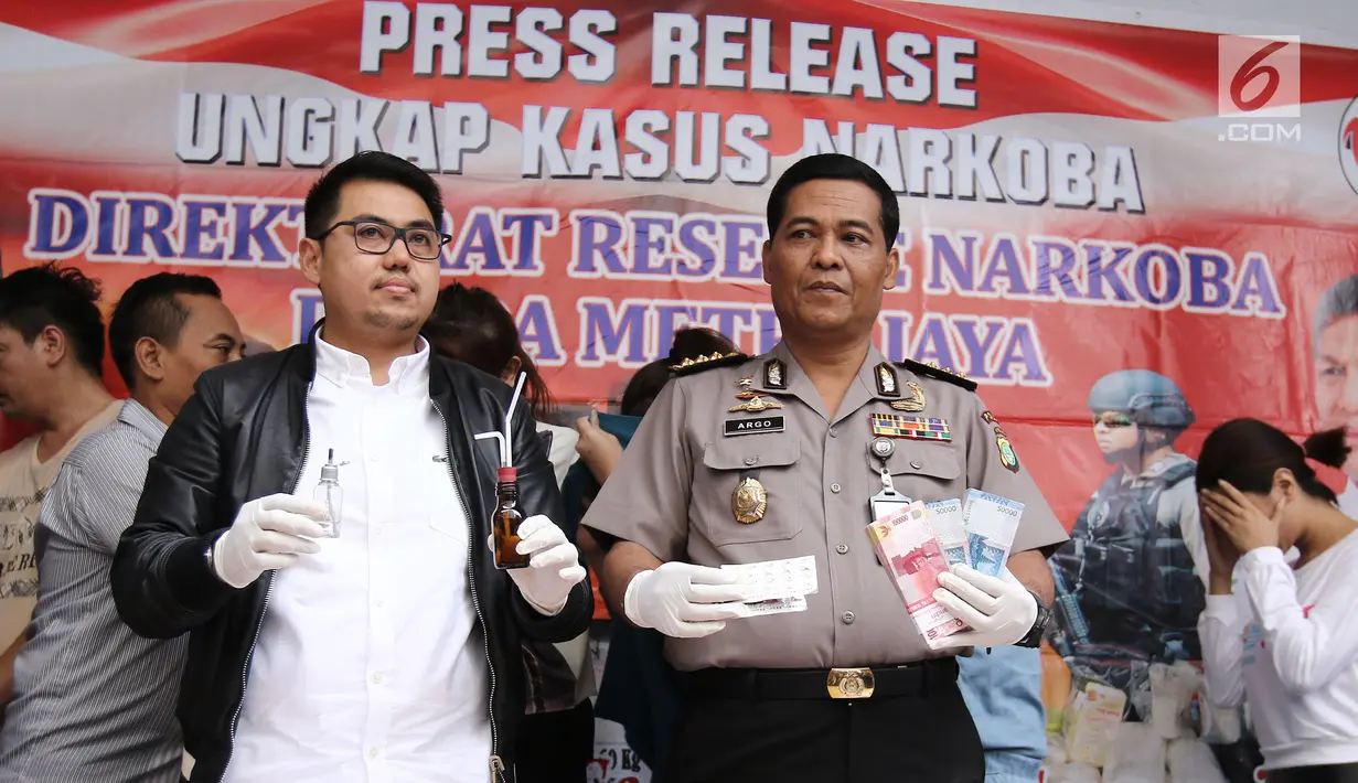 Kabid Humas Polda Metro Jaya, Kombes Pol Argo Yuwono menunjukkan barang bukti saat rilis narkoba di Ditresnarkoba Polda Metro Jaya, Jakarta, Selasa (18/7). (Liputan6.com/Herman Zakharia) 