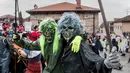 Dua orang peserta mengenakan kostum setan saat mengikuti karnaval di desa Vevcani, Macedonia (13/1). Karnaval Vevcani menandai dimulainya Tahun Baru sesuai dengan kalender Julian yang dianut oleh Gereja Orthodok Macedonia. (AFP Photo/Robert Atanasovski)