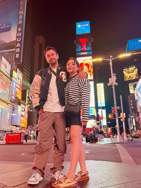 Berlibur ke luar negeri sudah sering Raffi Ahmad dan Nagita Slavina lakukan. Seperti saat keduanya berlibur di Amerika Serikat. Momen Raffi dan Nagita mengunjungi Time Square ini ramai dikomentari netizen karena gaya keduanya bak ABG pacaran. (Liputan6.com/IG/raffinagita1717)