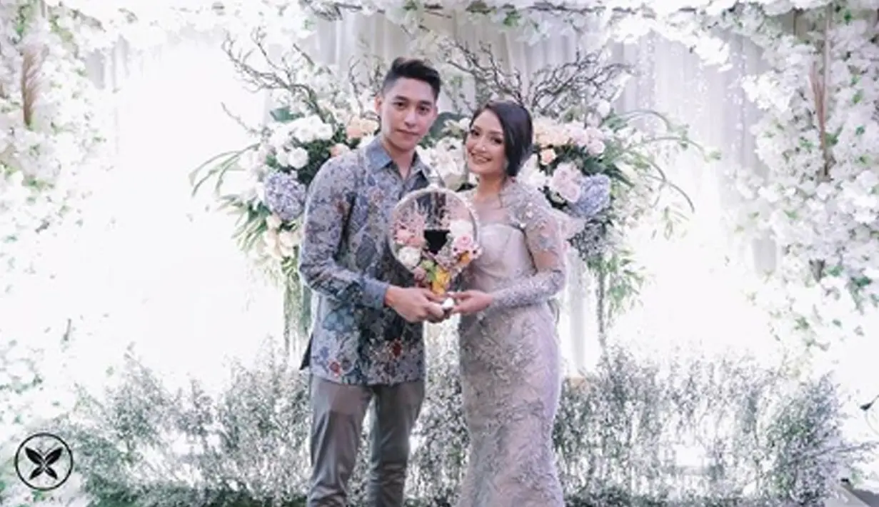 Sebelumnya, Siti Badriah dan Krisjiana telah melangsungkan pertunangan pada bulan Maret lalu. (Liputan6.com/IG/sitibadriahh)