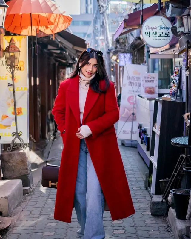 6. Dalam unggahan di akun Instagram, Sabrina juga turut memperlihatkan bagaimana dirinya melakukan makeup meski tangan kirinya harus di gips.