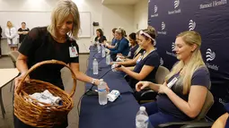 CEO Banner Desert Medical Center, Laura Robertson (kiri) membagikan pakaian bayi kepa 16 suster di bagian gawat darurat yang sedang hamil bersamaan selama konferensi pers di sebuah rumah sakit di Mesa, Arizona, 17 Agustus 2018. (AP/Ross D. Franklin)