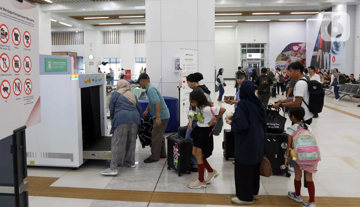 Sejak dioperasikan secara komersial sampai dengan 19 Desember 2023, tiket Kereta Cepat Whoosh yang telah dijual mencapai 913 ribu tiket. Dimana berdasarkan survey, 55 persen di antaranya merupakan penumpang dengan tujuan untuk berlibur. (Liputan6.com/Herman Zakharia)