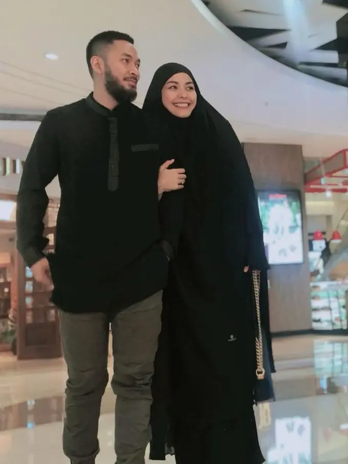 6 Potret Uki Eks NOAH dan Istri yang Kini Hamil Anak Ketiga