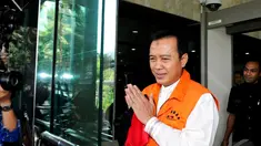 Bupati Karawang Ade Swara seusai menjalani pemeriksaan di gedung KPK, Jakarta, Jumat (12/9/2014) (Liputan6.com/Andrian M Tunay)