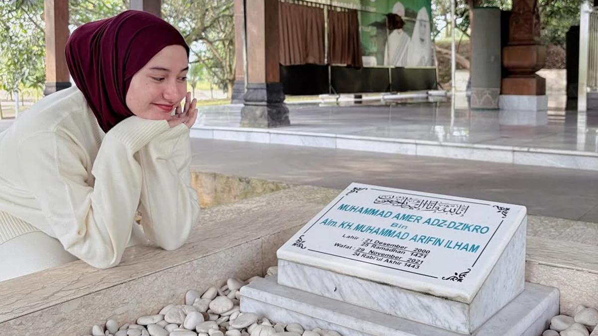 Potret Nadzira Shafa Ziarah Makam Ameer Azzikra di Tahun ke-4, Isyaratkan Buka Hati
