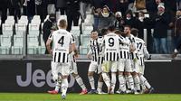 Para pemain Juventus merayakan setelah Juan Cuadrado mencetak gol ke gawang Genoa pada pertandingan Serie A Liga Italia di Stadion Turin Allianz, Italia, 5 Desember 2021. Juventus menang 2-0. (Marco Alpozzi/LaPresse via AP)