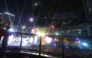 Warga mengabadikan pertunjukan drone saat perayaan malam pergantian tahun di kawasan Bundaran Hotel Indonesia, Jakarta, Rabu (31/12/2025). Untuk memeriahkan malam pergantian tahun tanpa kembang api, puluhan drone diterbangkan dan menghiasi langit Jakarta. (Kapanlagi.com/Budy Santoso)