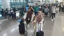 Sebagai langkah antisipasi, InJourney juga akan mengoperasikan Posko Lebaran pada 13–29 Maret 2026. Tampak dalam foto, calon penumpang saat berada di Terminal 3 Bandar Udara Internasional Soekarno–Hatta, Tangerang, Banten, Rabu (11/3/2026). (merdeka.com/Arie Basuki)