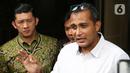 Wakil Menteri Hukum dan HAM (Wamenkumham) Edward Omar Sharif Hiariej (tengah) menjawab pertanyaan wartawan usai memberikan klarifikasi di Gedung Merah Putih KPK, Jakarta, Senin (23/3/2023). (Liputan6.com/Herman Zakharia)